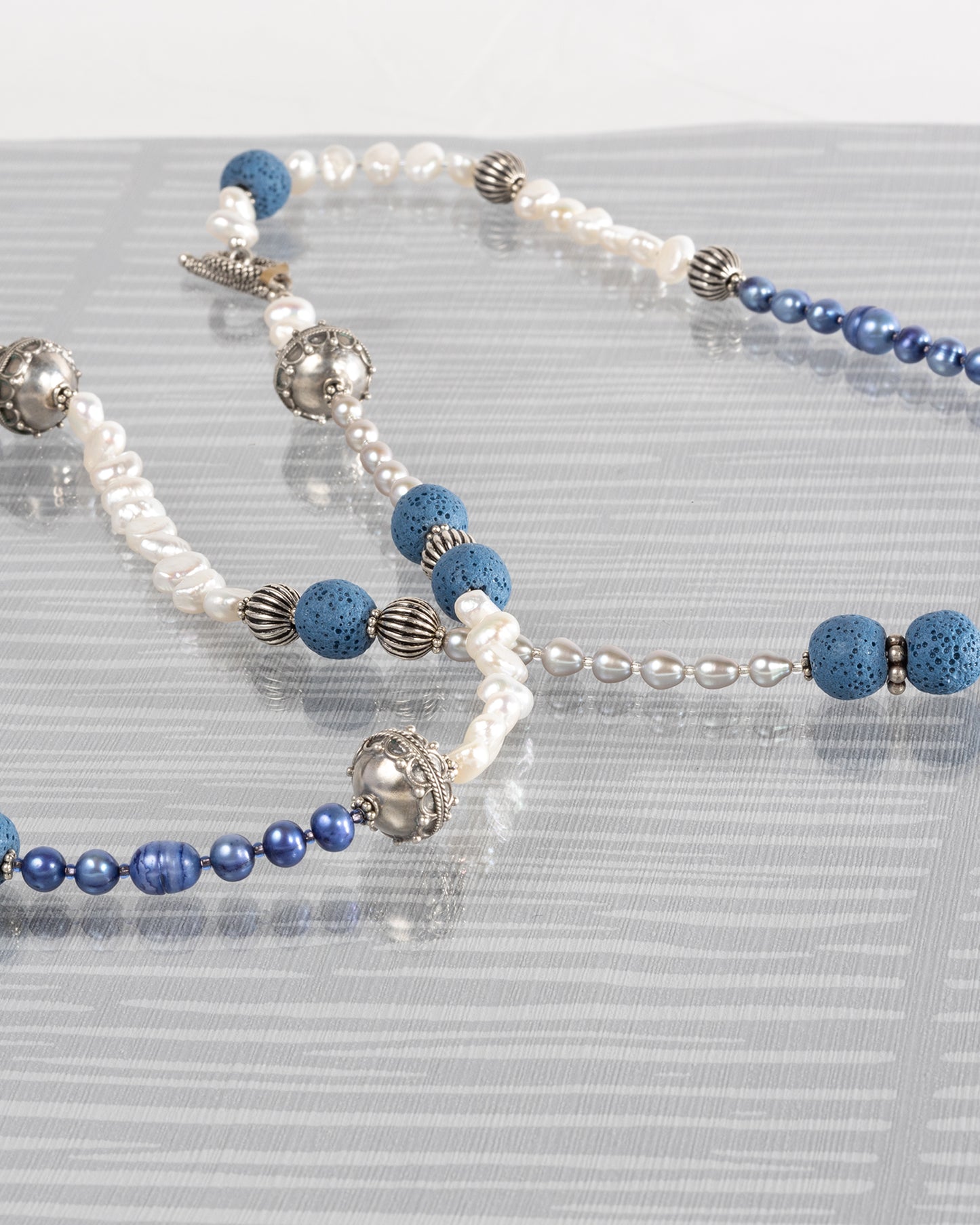 Long necklace "Lava_Pearls" blue/white