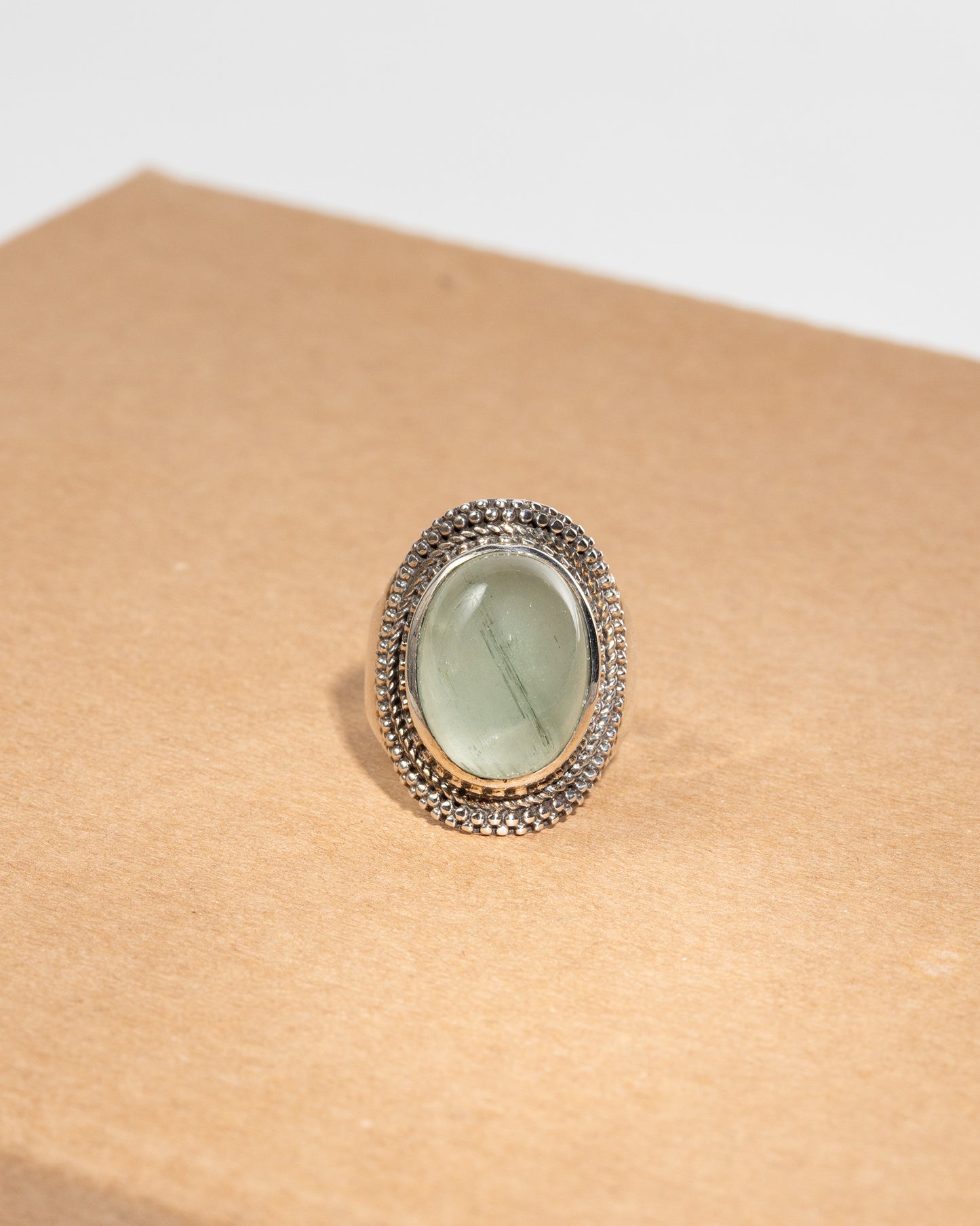 Ring "Prehnit im Perl-Kranz"