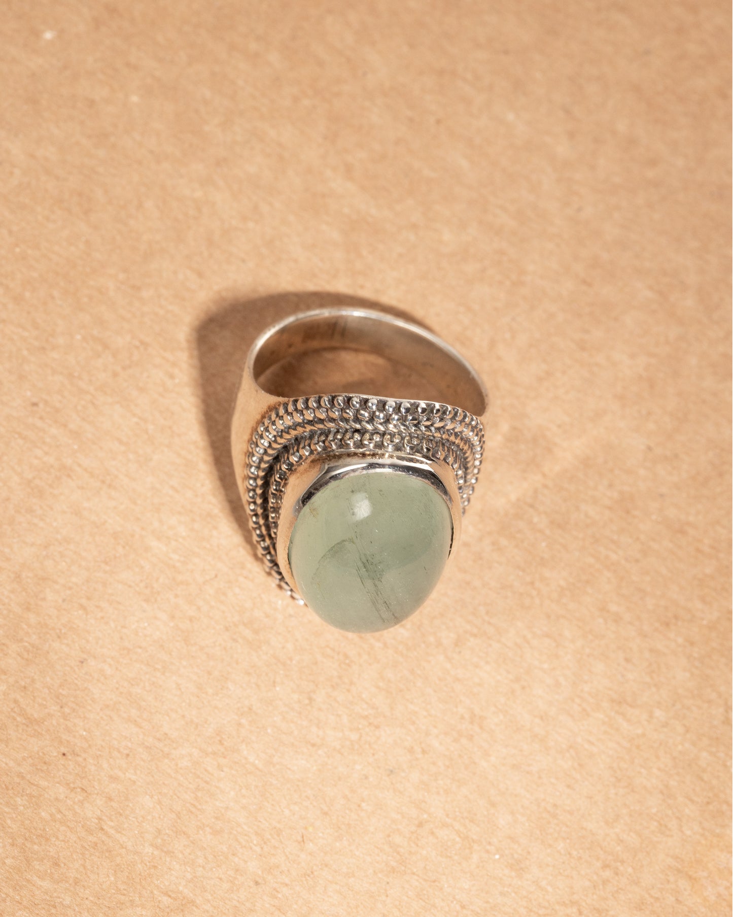 Ring "Prehnit im Perl-Kranz"