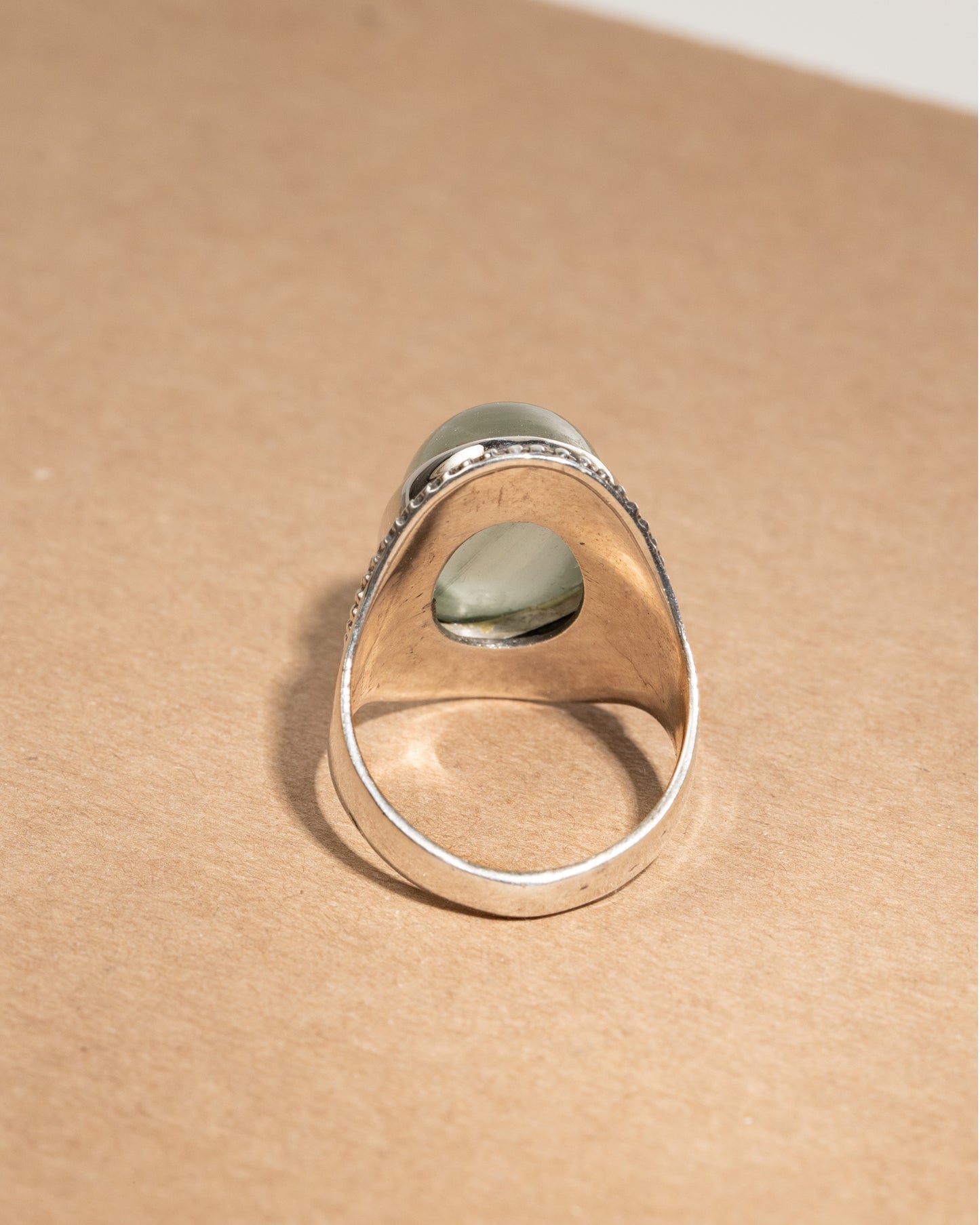 Ring "Prehnit im Perl-Kranz"
