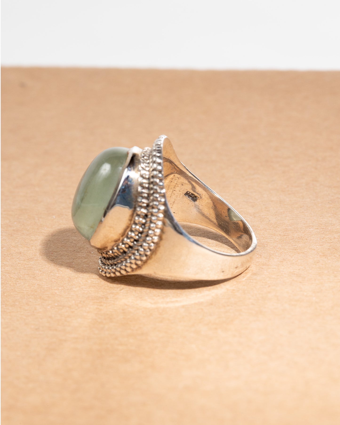 Ring "Prehnit im Perl-Kranz"